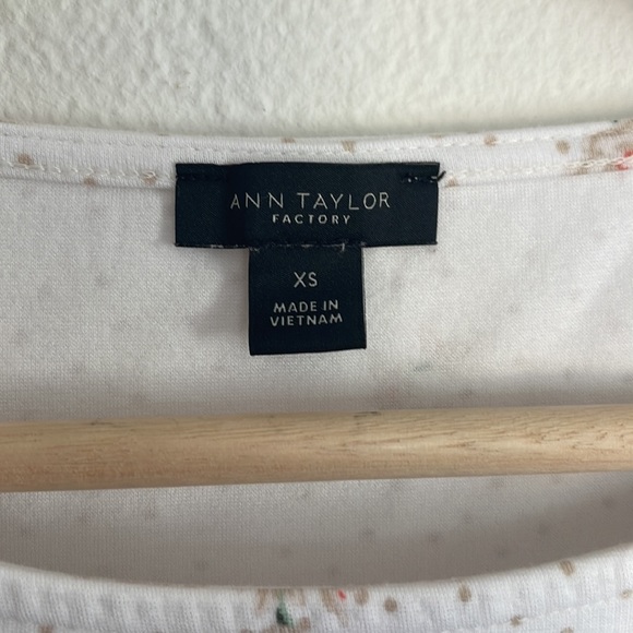 Ann Taylor dainty floral shirt XS - Picture 3 of 6